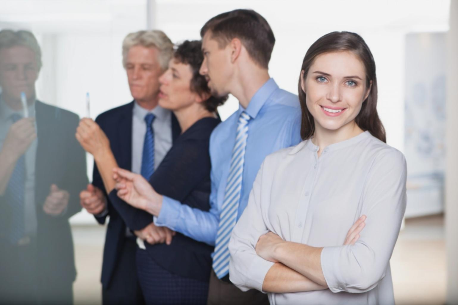 Estudiantes colaborando en análisis financiero